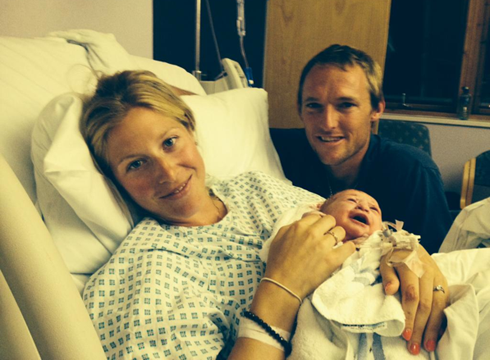 Лаура Томлинсон с мужем и новорожденной дочкой