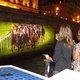 В преддверии скачек, за которыми наблюдает весь мир, организаторы создали красивую рекламу на мосту Сены - самые яркие моменты прошлогодних скачек на Приз Триумфальной арки, замечатленные на проекциях фотографий