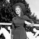 Кэрол Лэндис — американская актриса, ставшая известной благодаря роли Лоаны в фильме «Миллион лет до нашей эры», на ипподроме Бельмонт Парк в Нью-Йорке. 1941 год.