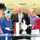 Королева Елизавета II вручает приз за победу в Hardwicke Stakes, Аскот, 2016 год
