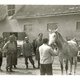 Полковник Чарльз РИД осматривает лошадей перед эвакуацией 