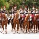 Видом вот таких французских конных гвардейцев Си ЦЗИНЬПИН был так восхищен, что получил в подарок Везувия де Брекка от Эмманюэля МАКРОНА