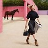 Леа Сейду: фотосессия с лошадью и розовой конюшней