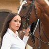 На конюшне популярной российской певицы лошадь выкармливает козленка