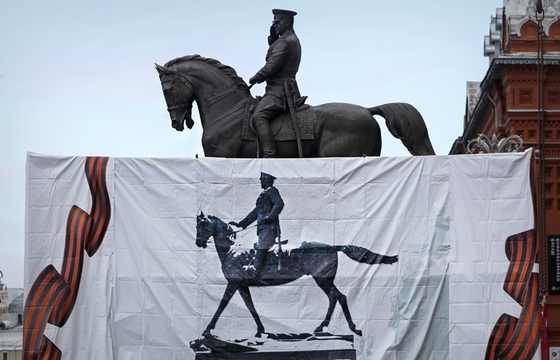 Памятник маршалу Жукову в центре Москвы заменили временной копией