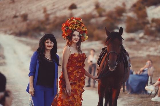 Конь участвовал в открытии Крымской Недели Моды 