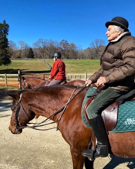 100-летняя американка на верховой прогулке 