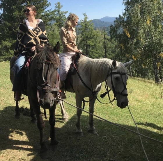 Собчак и Блиновская на лошадях