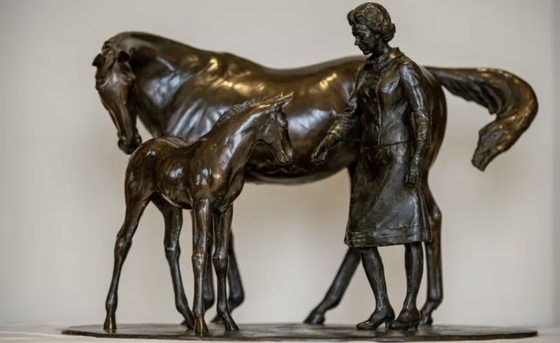 Модель конной статуи королевы Елизаветы II продана за 13,3 млн рублей