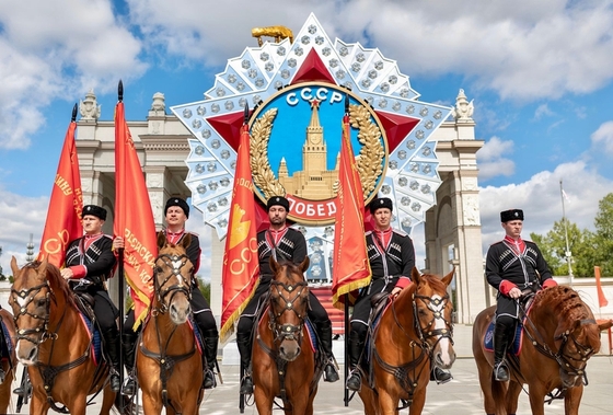 Торжественный конный марш в честь 80-летия Победы состоялся на ВДНХ