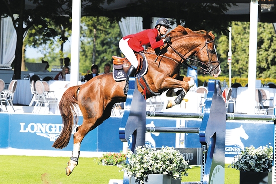 Пенелопа Лепрево: конкурная красавица, поющая лошадям
