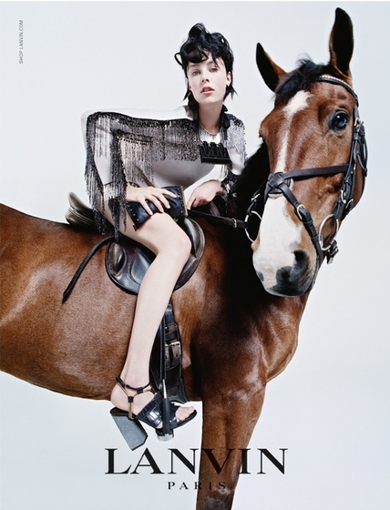 Модель, её семья и любимая лошадь в новой рекламной кампании Lanvin