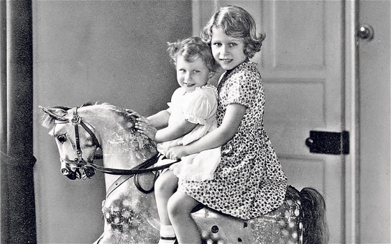 Королева Елизавета: любовь к лошадям началась с лошадки-качалки