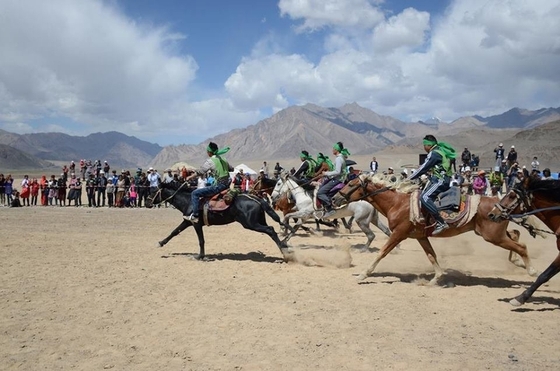 В Мургабе возрождаются традиции езды на лошадях