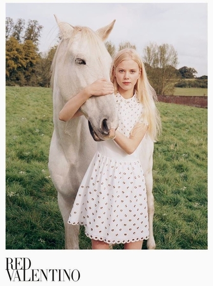 Red Valentino в рекламной кампании весна-лето 2015 заснял лошадь