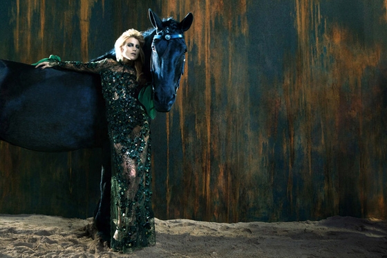 Вороной конь украсил рекламу итальянского модного бренда