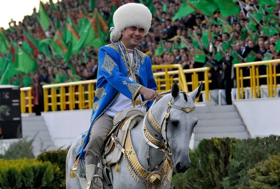 Президент Туркменистана получил звание "Народного коневода страны"