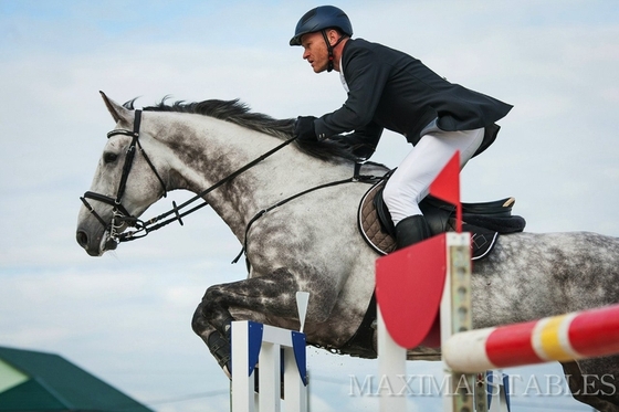 Всадники оседлали велосипеды на турнире в Maxima Stables