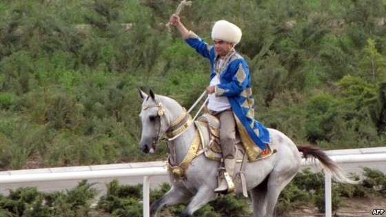 В Туркменистане запретили менять клички ахалтекинцам!