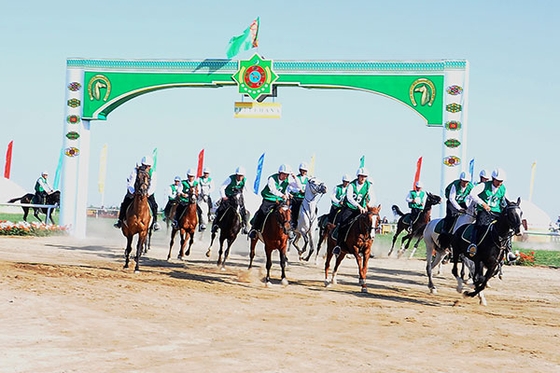 В Туркменистане за 500 дней до начала V Азиатских игр организуют конный пробег