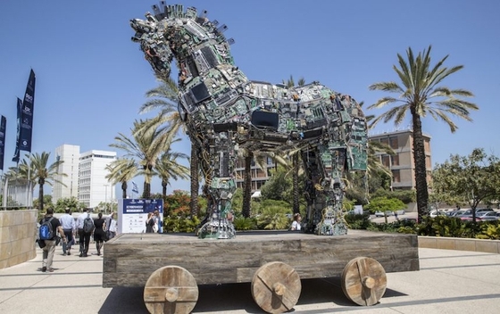 «Кибер-конь» появился в Тель-Авиве