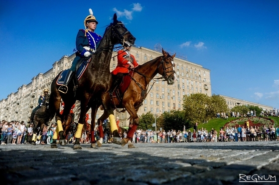 В Москве отметили День государственного флага конным шоу
