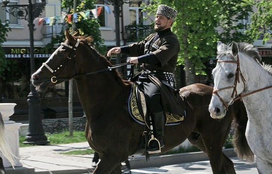 Кадыров опроверг слухи о своём падении с лошади