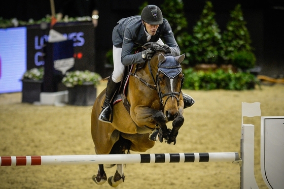 Кевин Стаут одержал победу на турнире LONGINES Masters Paris 2016.