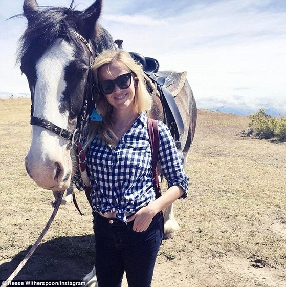 Риз Уизерспун подружилась с конем в Новой Зеландии