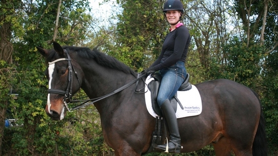 Ирландская спортсменка Кейт Дуайер травмировалась, неудачно упав с лошади.