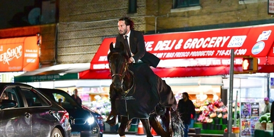 Киану Ривз проскакал по улицам Бруклина на коне