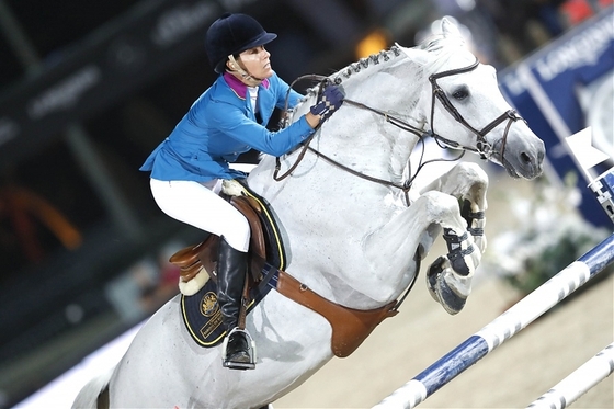Лусиана Диниц возвращает лошадь Тимоти Ансиуме