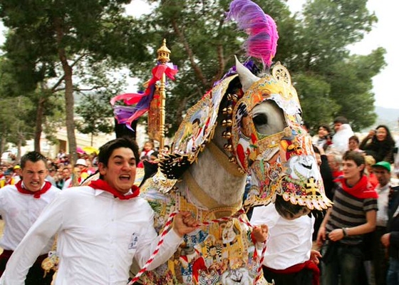 "Винная лошадь" ускакала в толпу на празднике в Испании