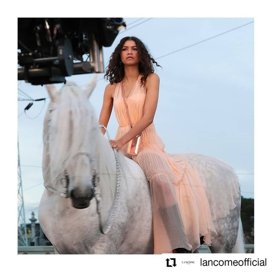В новой рекламе Lancome показали андалузскую лошадь