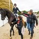 Шарлотта и КЬЕНТО – победители чемпионата мира среди молодых лошадей. Всадница принимает поздравления от тренеров: Анны и Херста Ван Ольст (справа) / Фотограф: FEI / Leanjo de Koster